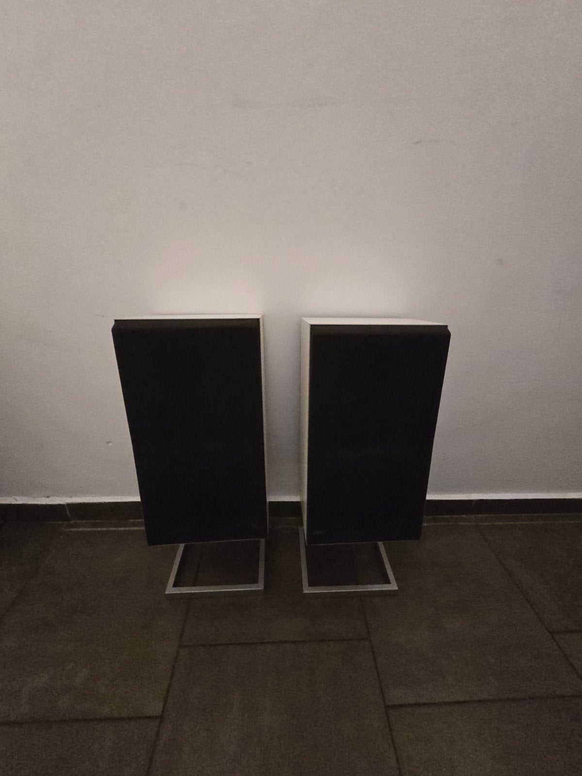 &O Beovox S45-2 – Origineel wit – originele B&O stands, Ophalen of Verzenden, Gebruikt, Speakerset, Bang & Olufsen