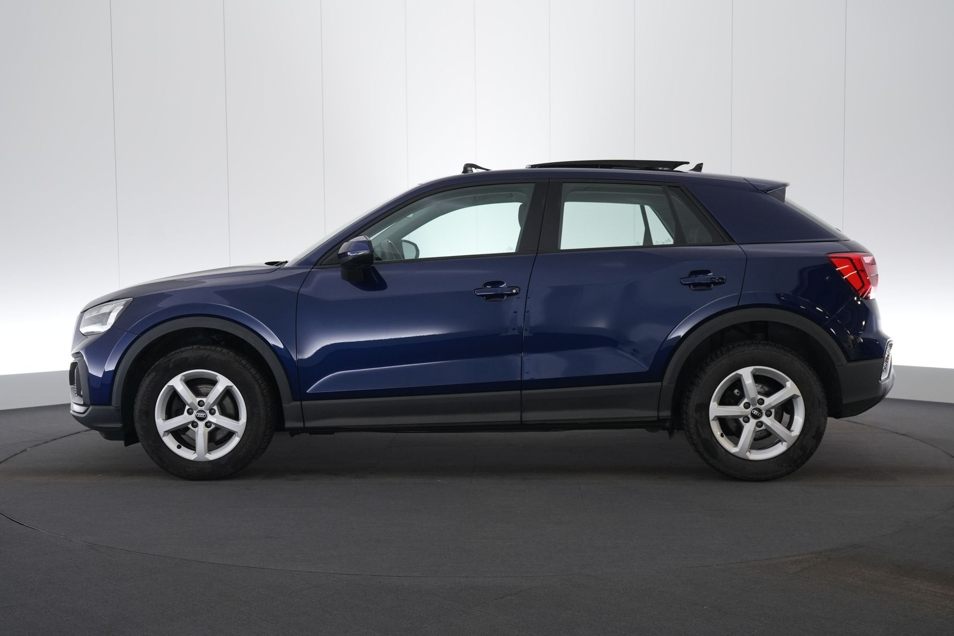(2BVW250) AUDI Q2, Stof, Blauw, Bedrijf, 5 deurs