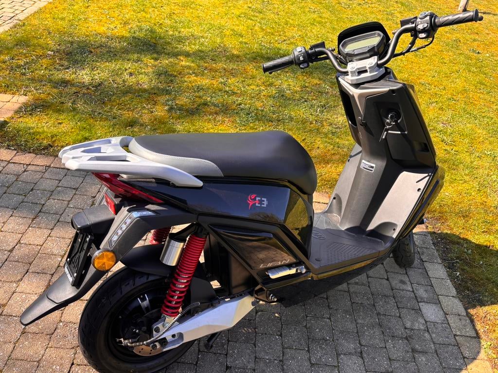 Electrische scooter, klasse B. 0km met helm en hoes., Fietsen en Brommers, Ophalen