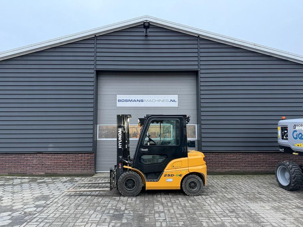 Hyundai 25D-9E 2.5 T diesel heftruck met cabine / vorkenvers, Articles professionnels, Machines & Construction | Chariots élévateurs & Transport interne