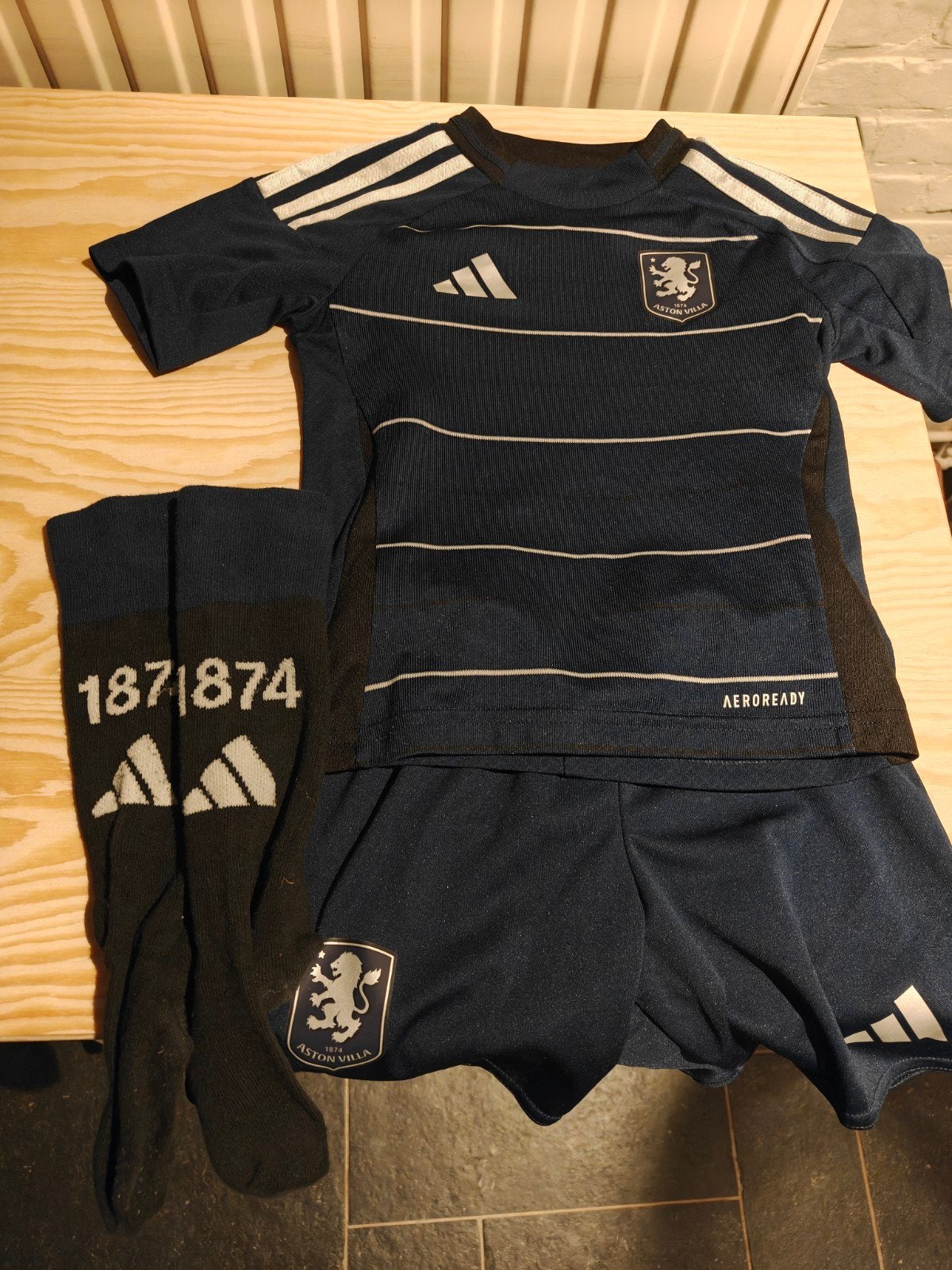 Uitrusting Aston Villa 2024-2025 - maat 104, Ophalen of Verzenden, Shirt