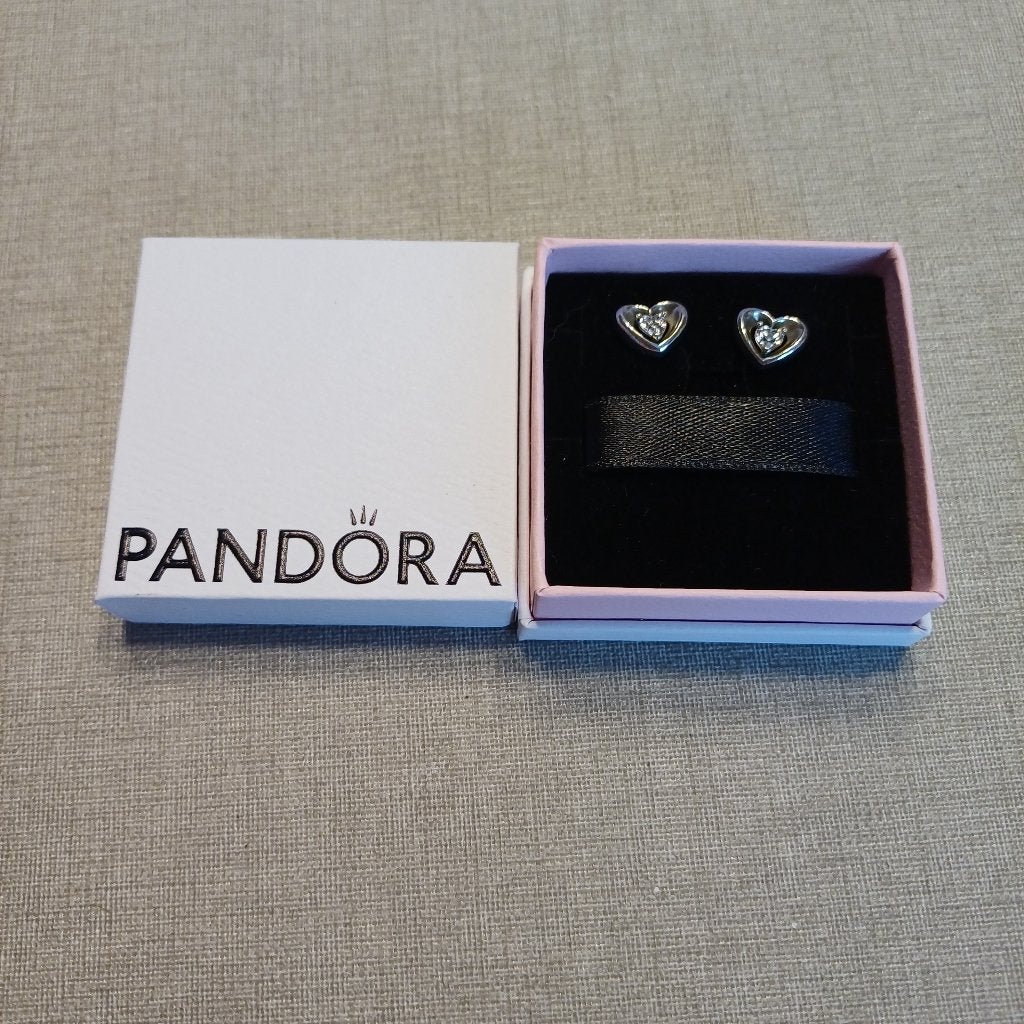 Pandora Oorbellen – Kleine harten, grote shine, Handtassen en Accessoires, Ophalen of Verzenden, Zo goed als nieuw, Knopjes of Stekers