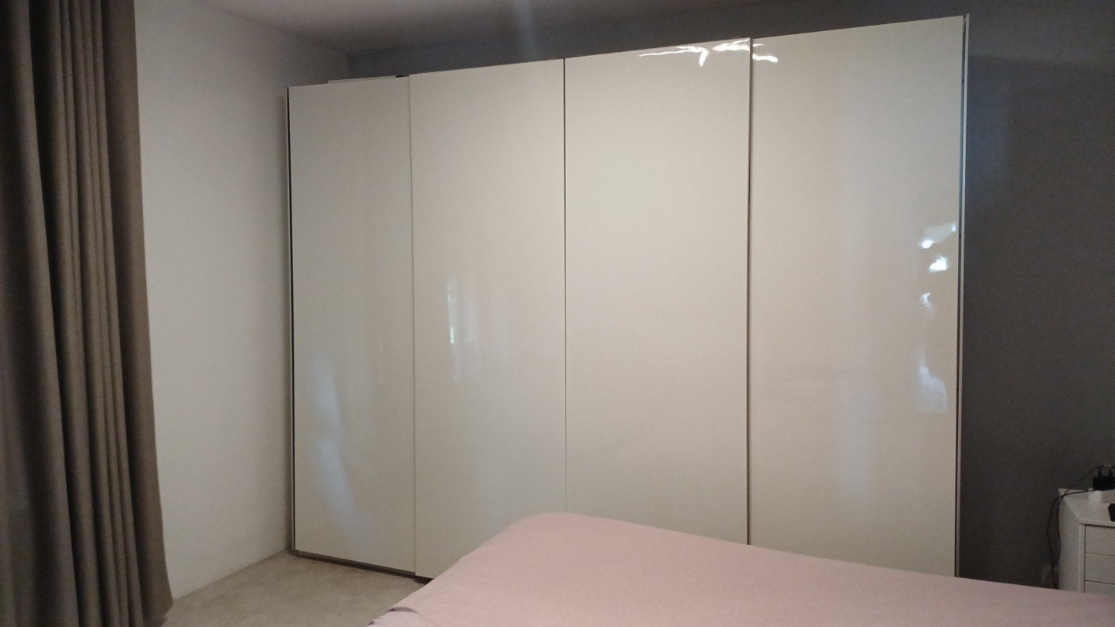 Armoire blanche brillante
