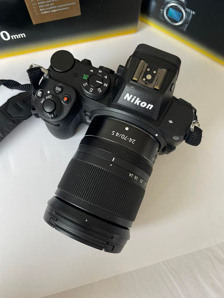 Nikon Z5 + lens 24-70mm + flash + extra, Ophalen, Zo goed als nieuw, Nikon, Kantelbaar