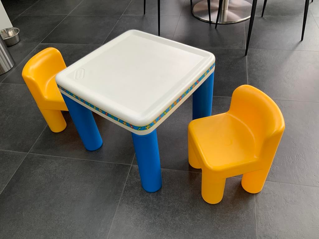 Speeltafeltje little tikes met 2 stoeltjes, Ophalen, Zo goed als nieuw