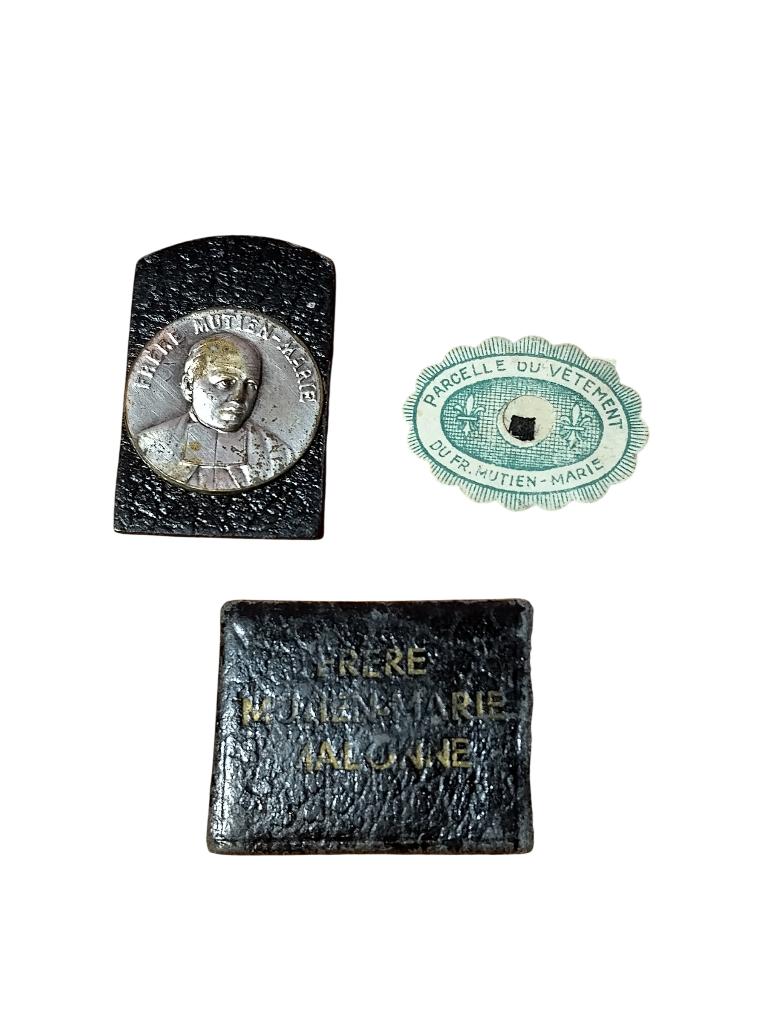 Vintage medaille en kledingstuk van broeder Mutien-Marie, Ophalen