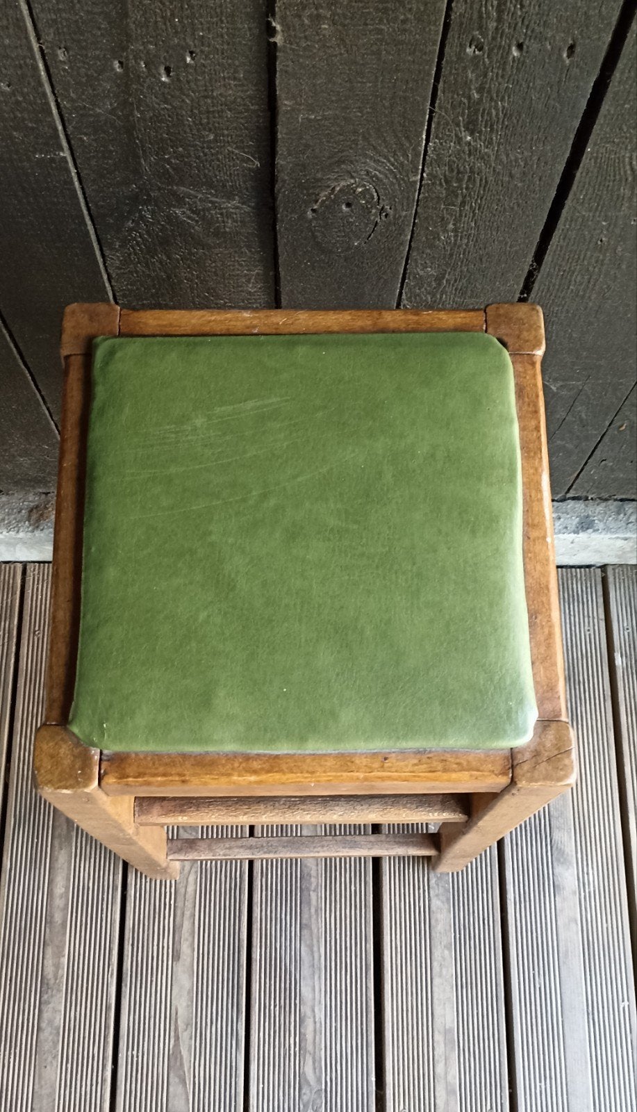 Twee antieke houten krukken
Groene en bruine bovenkant, Antiek en Kunst, Ophalen