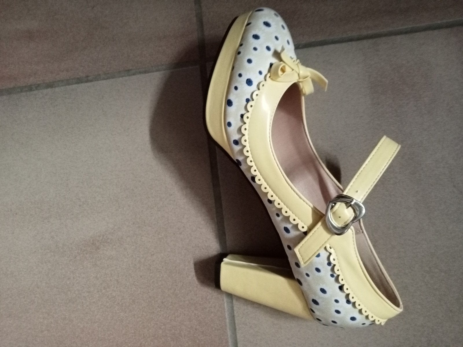 Prachtig mooie NIEUWE retro schoenen maat 44, Kleding | Dames, Ophalen, Geel, Nieuw, Schoenen met hoge hakken