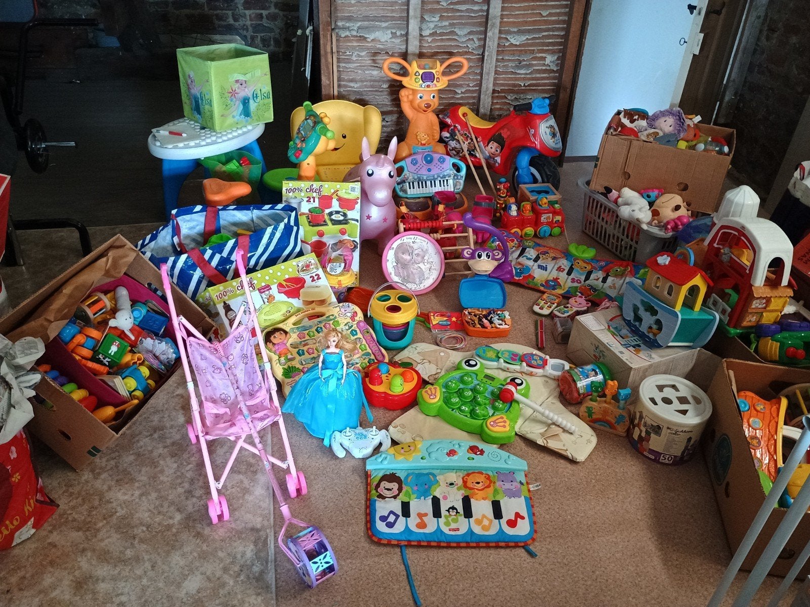 une centaine de jouets divers., Enlèvement, Utilisé