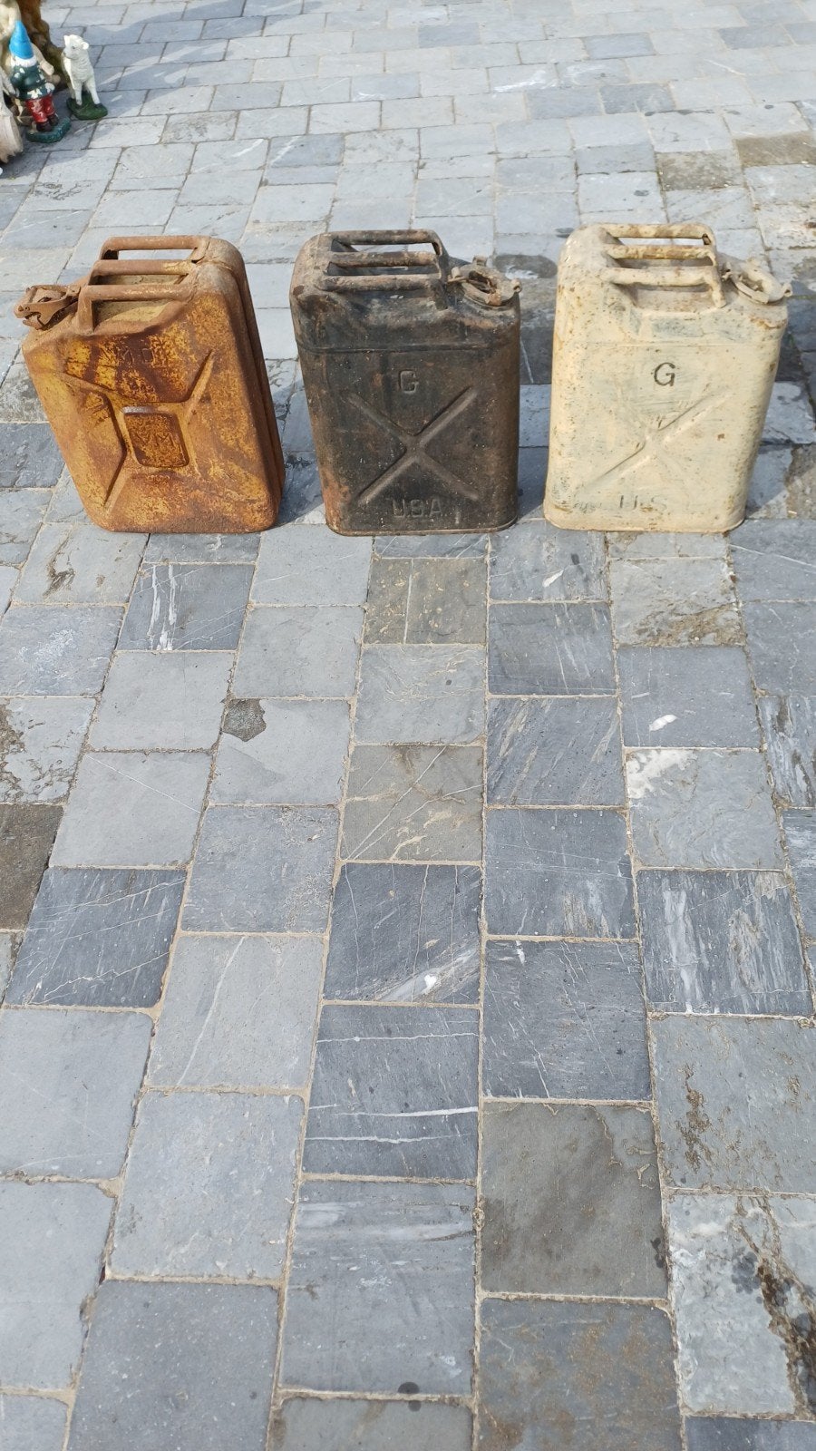 lot van 3 jerrycans, Enlèvement