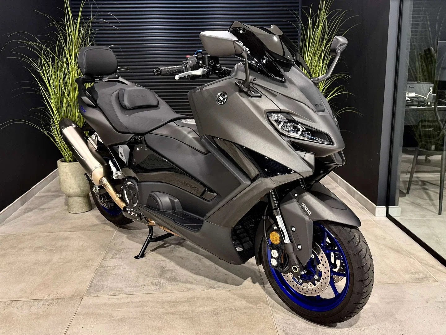 Yamaha TMAX 560 48CV ! 2.897 KM ! iCON BLACK AKRAPOViC MALOS, Motoren, Scooter, 562 cc, Bedrijf, ABS