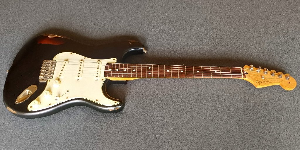 Fender Stratocaster Black over Sunburst Nitro Heavy Relic, Musique & Instruments, Enlèvement ou Envoi, Comme neuf, Solid body