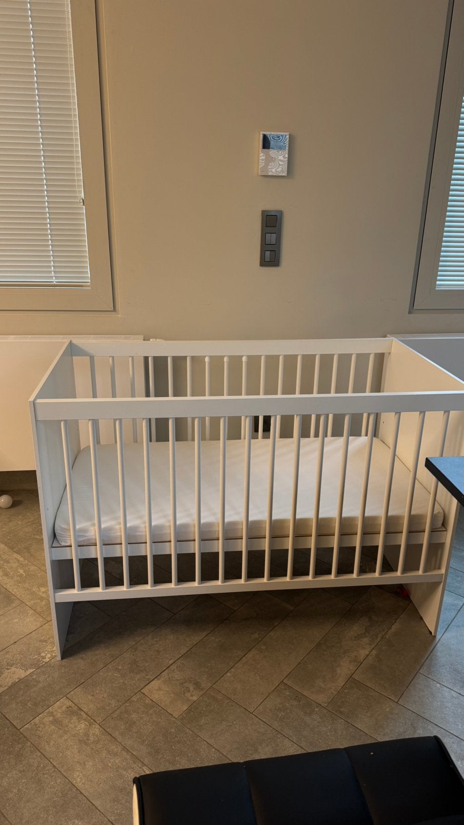 Houten babybedje wit verstelbare bodem 123 cm, Ophalen, Zo goed als nieuw