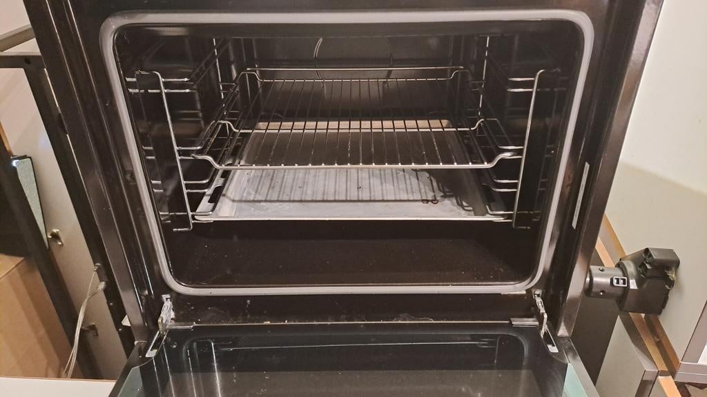 inbouwoven 1 jaar gebruikt. 220 euro. te Roeselare, Enlèvement