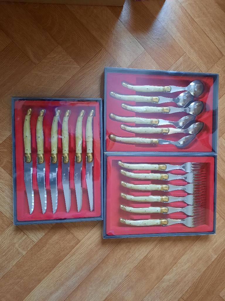 nieuw bestekset Laguiole parelmoer handvat, Enlèvement ou Envoi, Neuf, Ensemble de couverts
