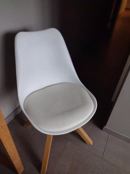 2 identieke witte eetkamerstoelen, Ophalen, Zo goed als nieuw, Wit, Twee