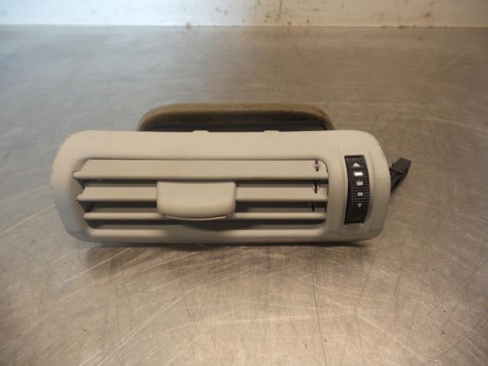 Grille aération tableau de bord d'un Audi A8 (A8 10-), -, 3 mois de garantie, Utilisé, -