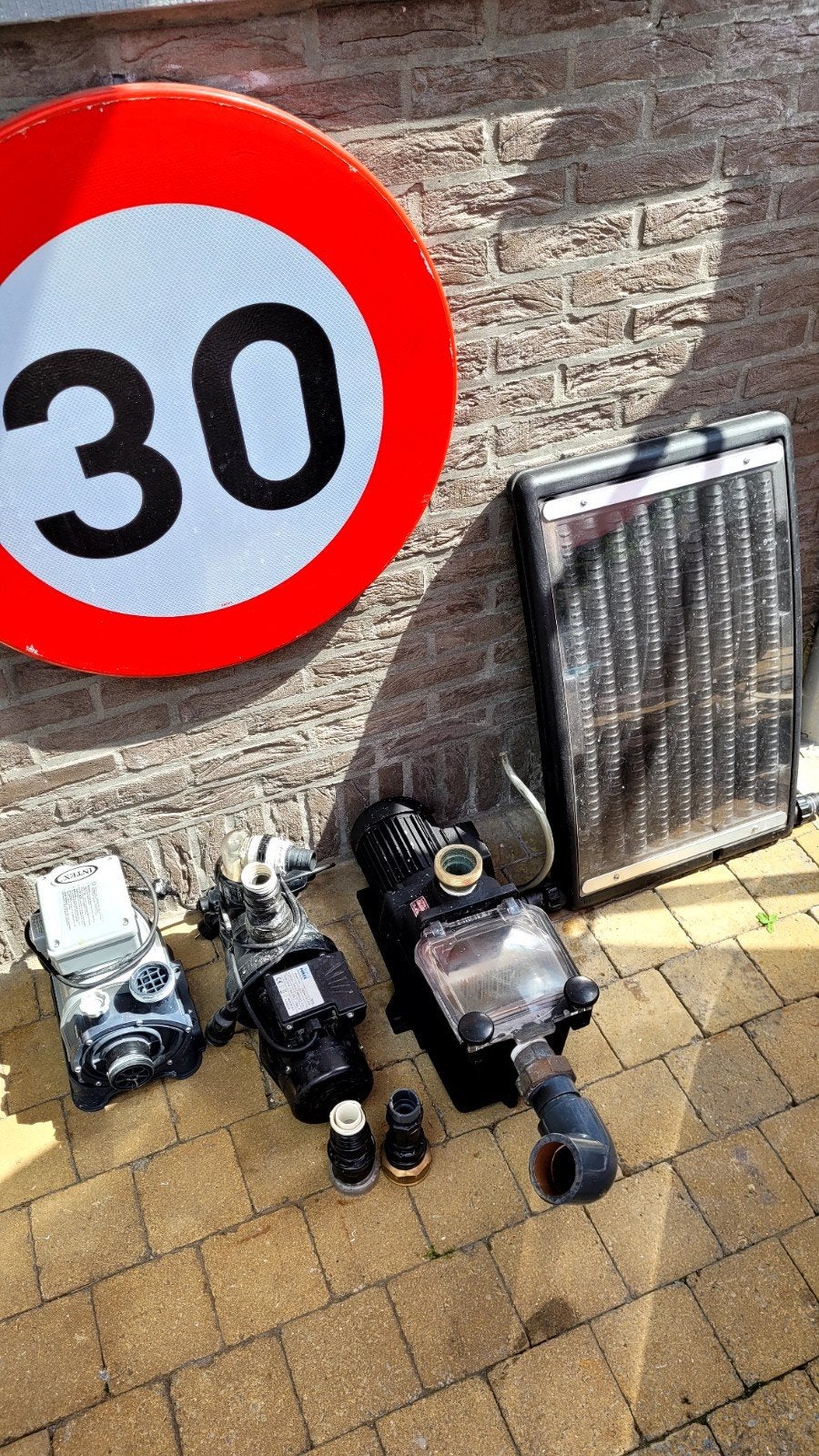 3 zwembadpompen. verwarming en verkeersbord 150 euro  0470 1, Ophalen, Verwarming