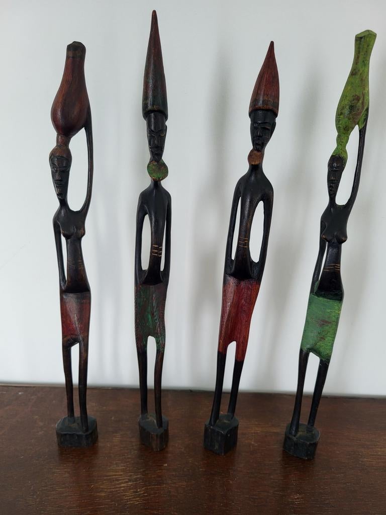 4 figurines africaines, Enlèvement