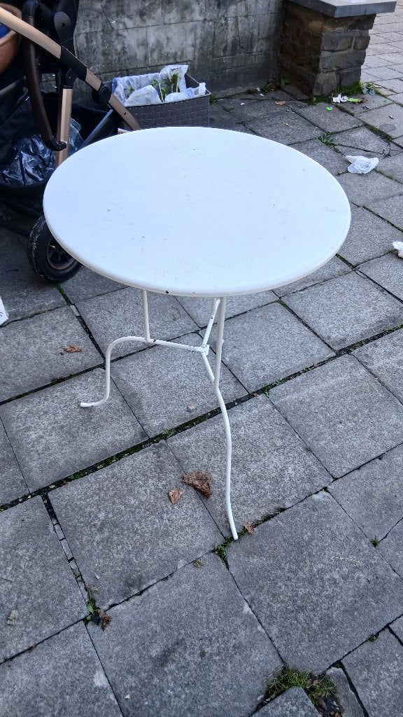 Table ronde, Enlèvement ou Envoi, Métal