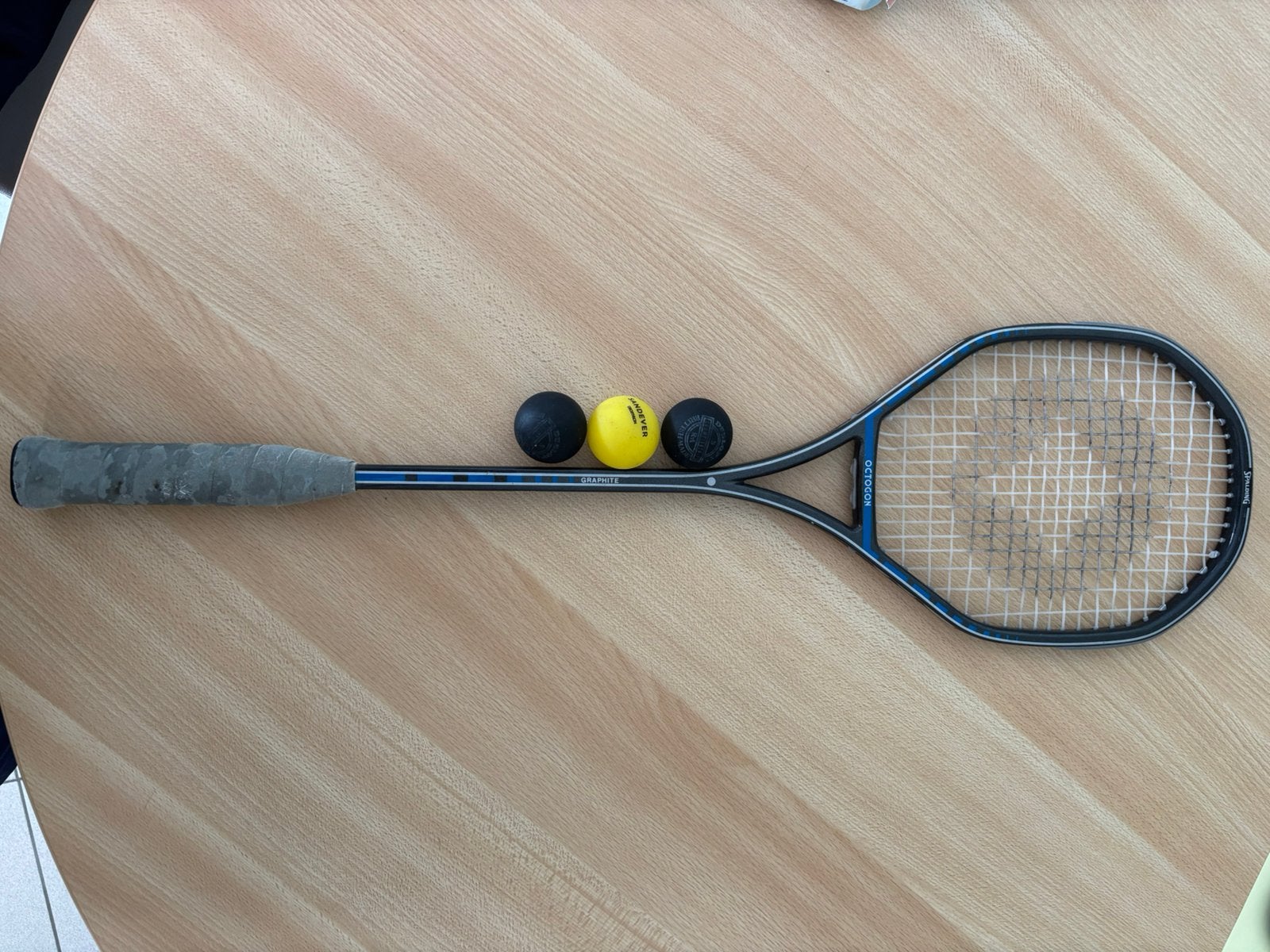 2 Dunlop Squash ballen en 1 squash raket., Ophalen of Verzenden, Gebruikt