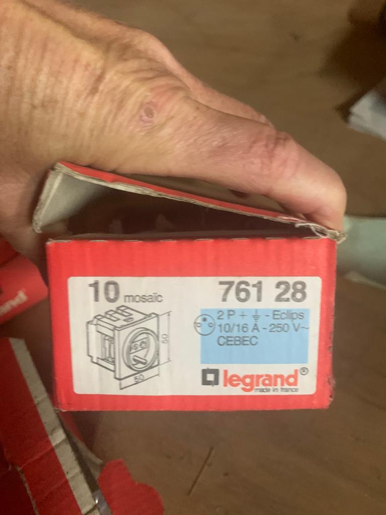 9 nieuwe stopcontacten Legrand 12€/st, Doe-het-zelf en Bouw, Ophalen of Verzenden