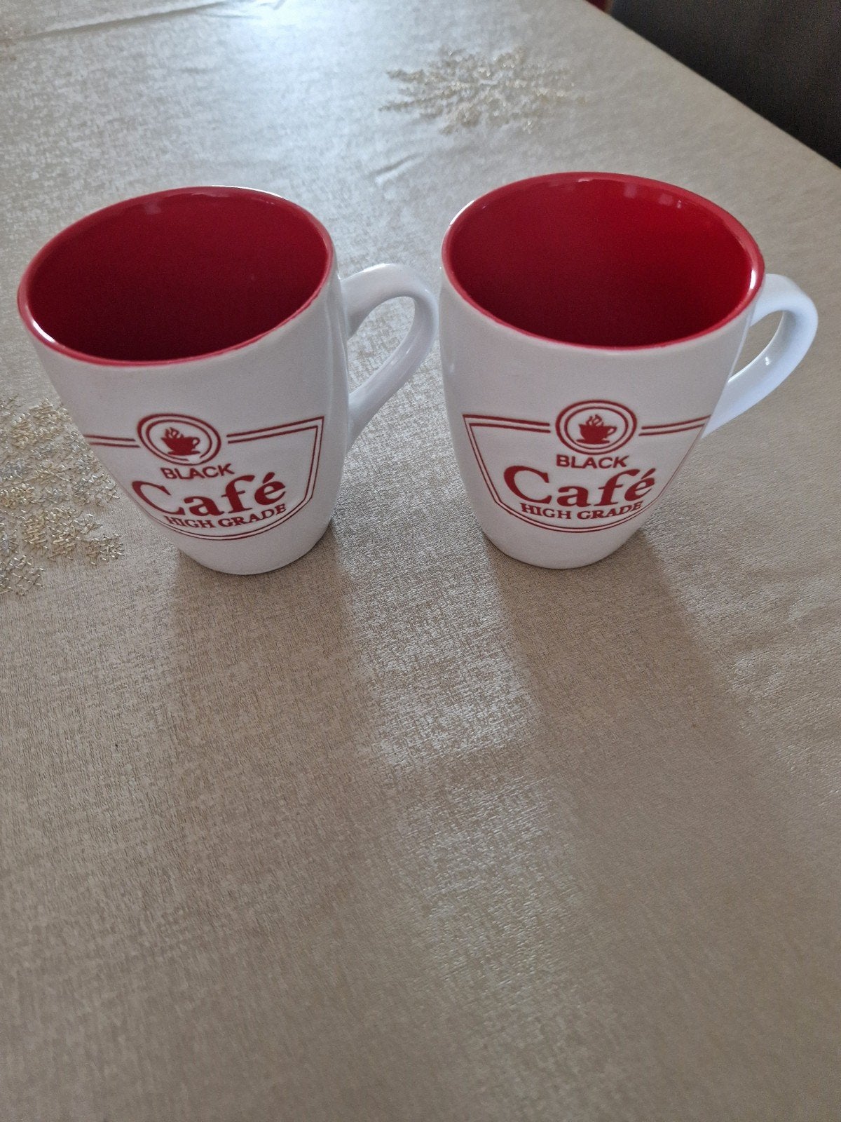 2 mugs, Enlèvement