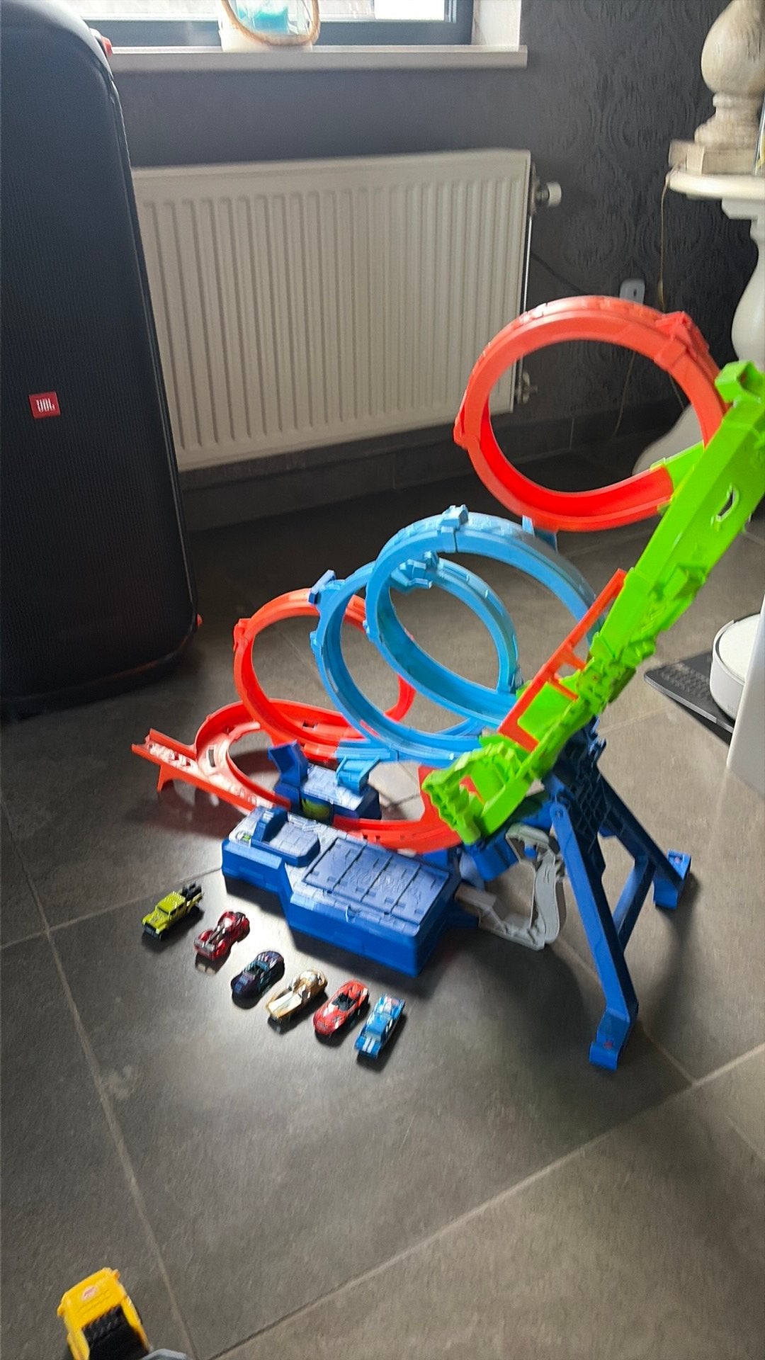Hotwheels electrisch + 4 autos, Ophalen, Zo goed als nieuw