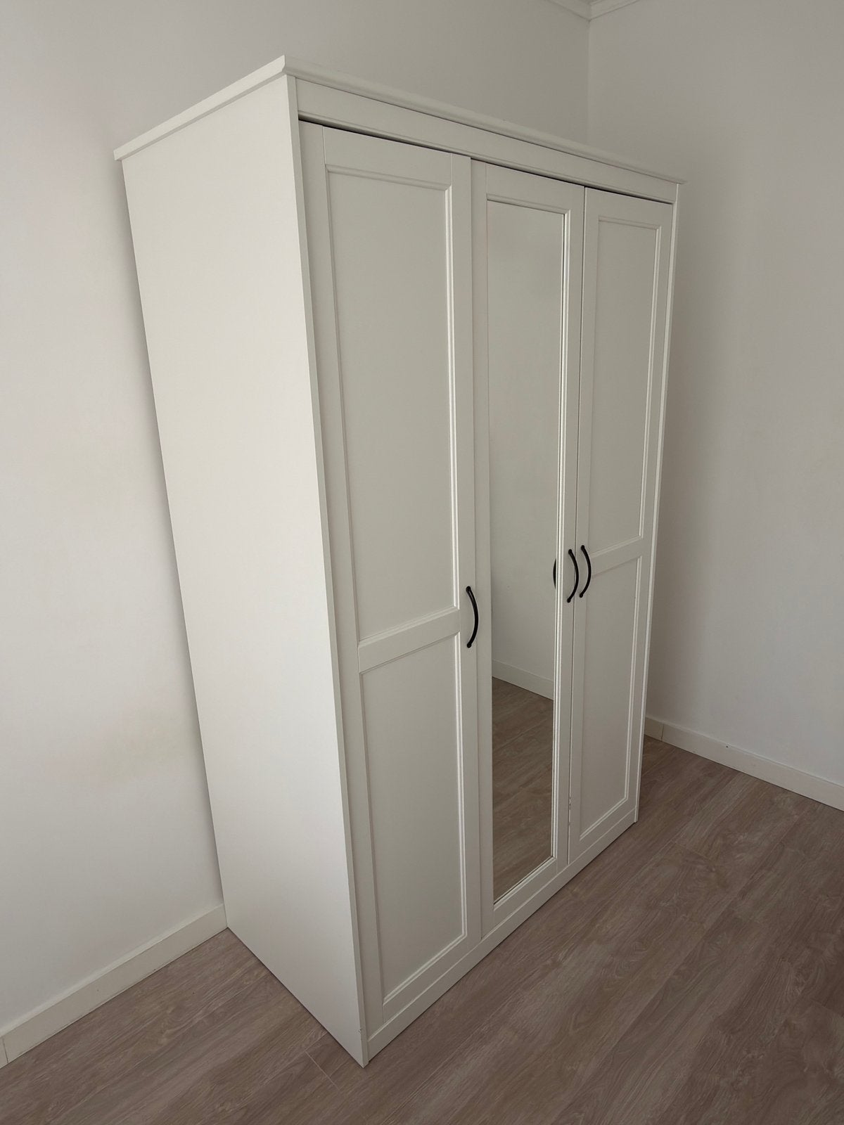 Moderne witte kledingkast met 3 deuren en spiegel, Ophalen, Met deur(en), 100 tot 150 cm, Zo goed als nieuw