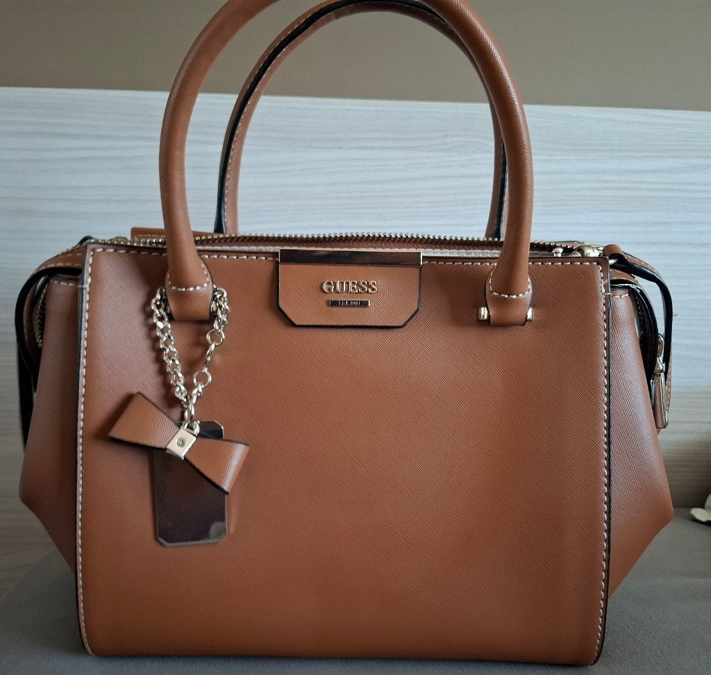 Sac à main Guess marron avec nœud papillon, Bijoux, Sacs & Beauté, Sacs | Sacs Femme, Enlèvement, Neuf, Brun, Sac à main
