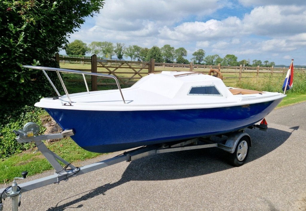 Vaarklare kajuitboot met 15PK Johnson en kanteltrailer, 70 cm, Gebruikt, 4 m, Kajuitboot