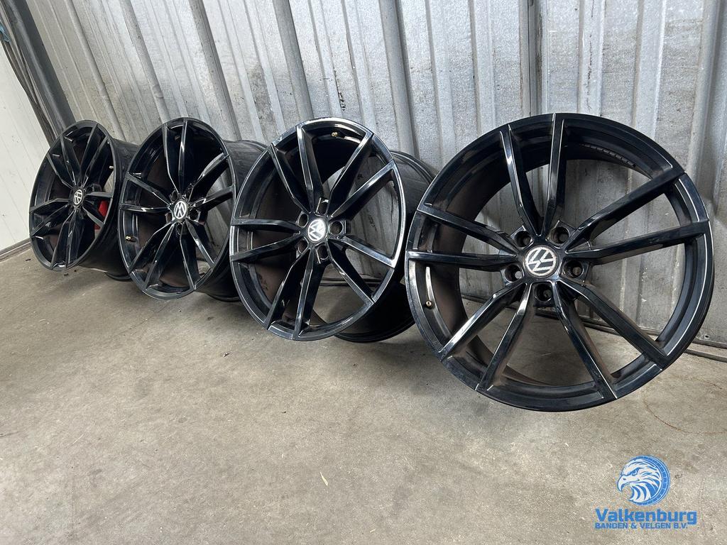 VW Golf 7 R Caddy Pretoria look 19 inch zwarte velgen 5x112, Auto-onderdelen, Banden en Velgen, 19 inch, Gebruikt, Velg(en), -