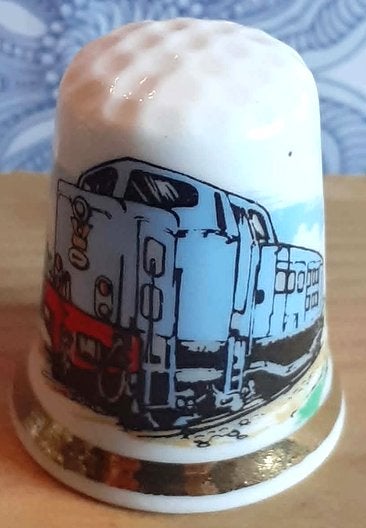 dés a coudre e collection porcelaine locomotive (5), Verzamelen, Vingerhoedjes, Ophalen of Verzenden, Zo goed als nieuw, Porselein