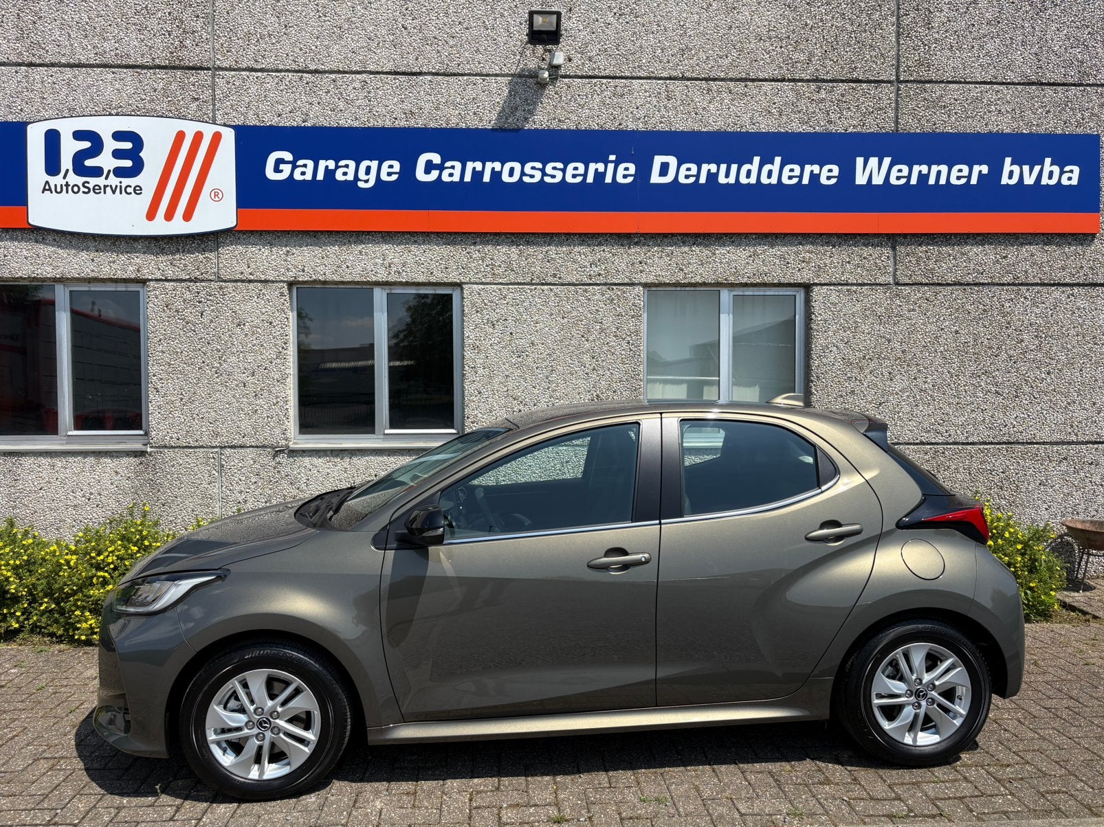 Mazda 2 hybride ( toyota yaris), Argent ou Gris, Achat, Euro 6, Entreprise