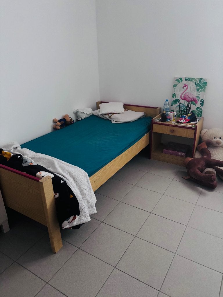 Lit 1ne personne + sommier + table de chevet, Enlèvement, Comme neuf, Une personne, Beige