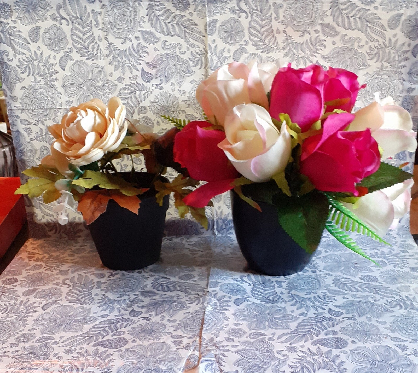 2 montages floraux décoratifs fleurs artificiel le soie, Maison & Meubles, Accessoires pour la Maison | Plantes & Fleurs artificielles