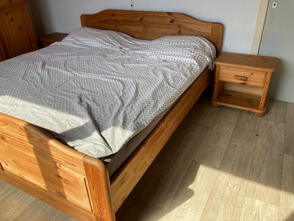 Massief houten bed 180x200 met 2 nachtkastjes, Huis en Inrichting, Slaapkamer | Bedden, Ophalen, Gebruikt, Bruin, Rustiek