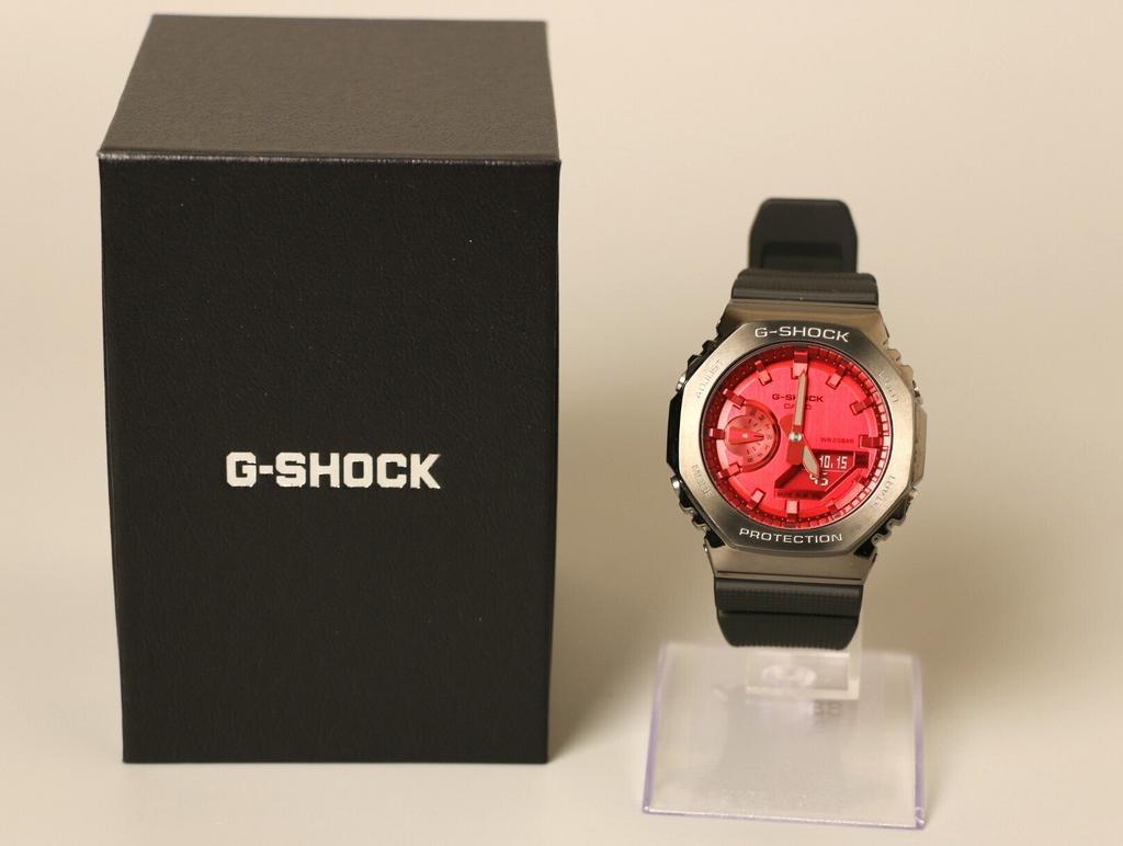 Casio G-Shock GM-2100B (CasiOak) Red Dial, Handtassen en Accessoires, Horloges | Heren, Nieuw, Casio, Ophalen of Verzenden