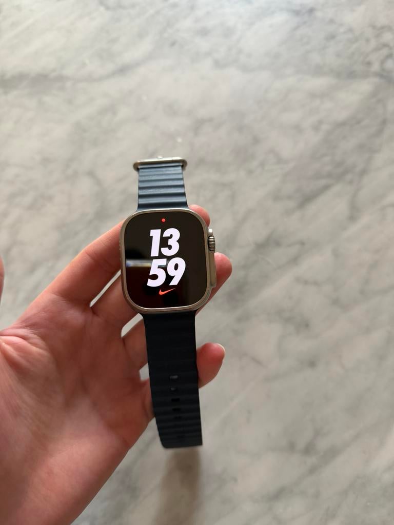 Apple Watch Ultra 2 49MM saphir Titanium Cellulaire, Enlèvement ou Envoi, État, Comme neuf, Bleu