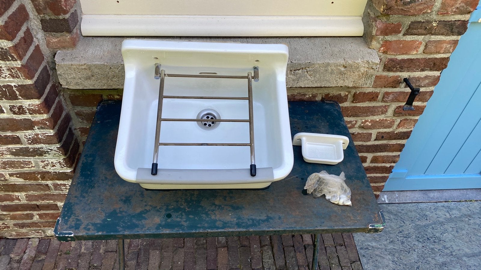 Stijlvolle klassieke wasbak met emmerrek en zeepbakje, Ophalen, Gebruikt, Wastafel