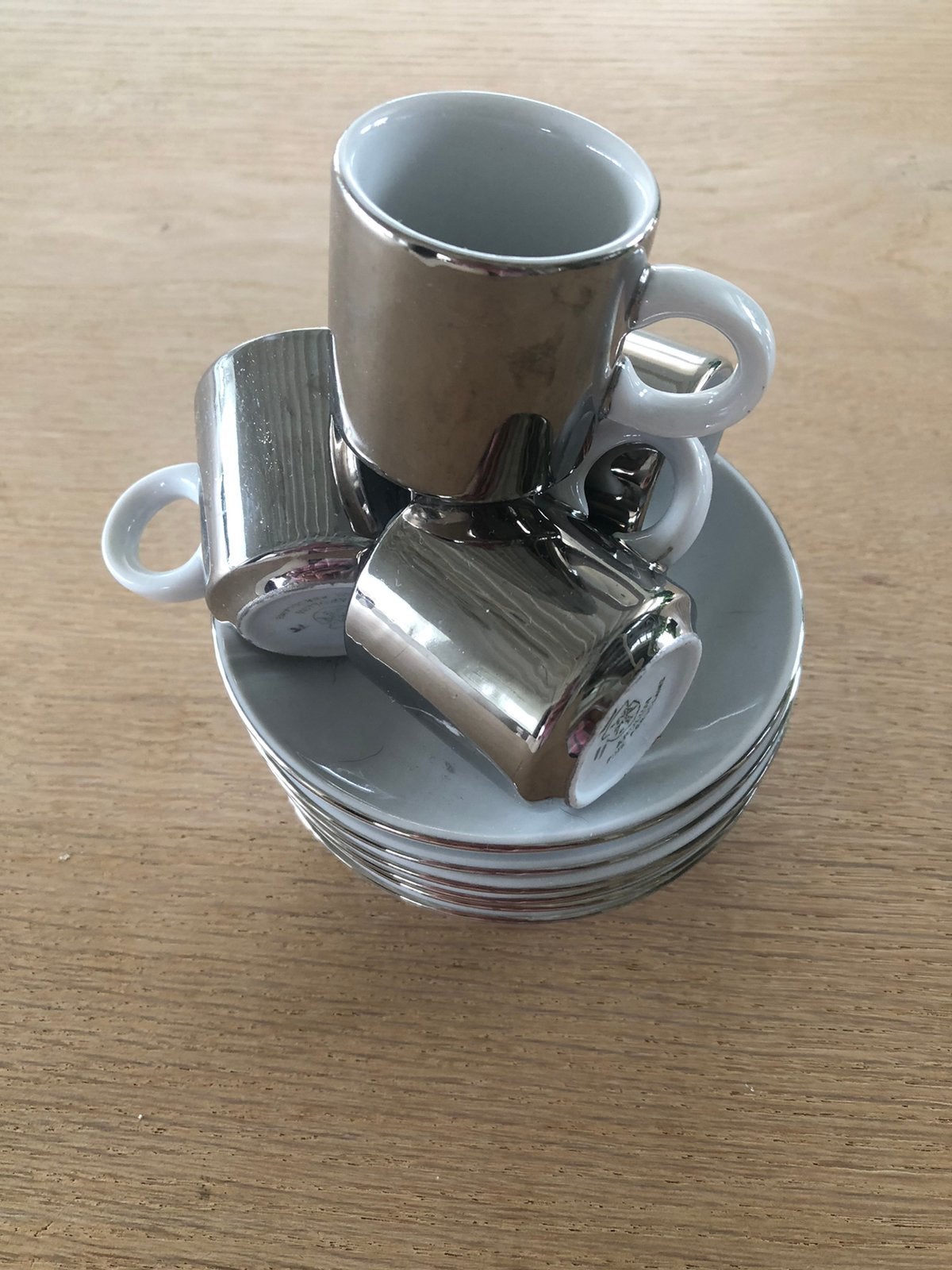 4 mokkatasjes en 6 bordjes, Ophalen
