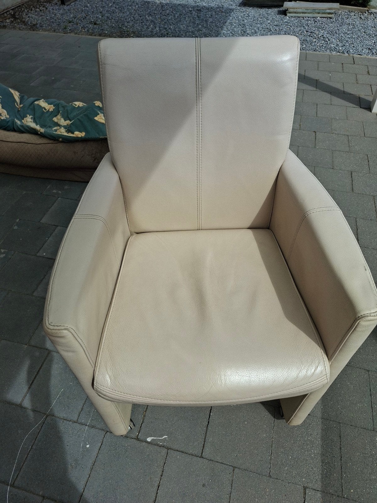 Quatre fauteuils à roulettes en cuir beige clair, Maison & Meubles, Fauteuils, Enlèvement