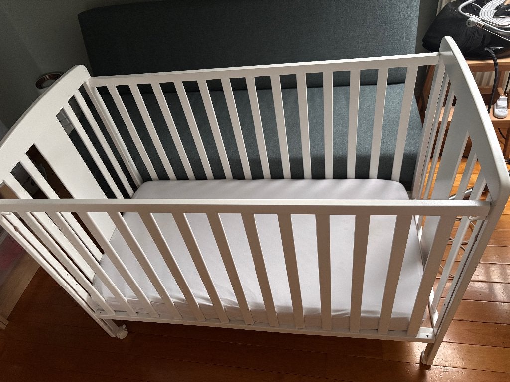 Lit bébé Naf-Naf + matelas + tour de lit, Ophalen, 70 tot 85 cm, 140 tot 160 cm, Zo goed als nieuw
