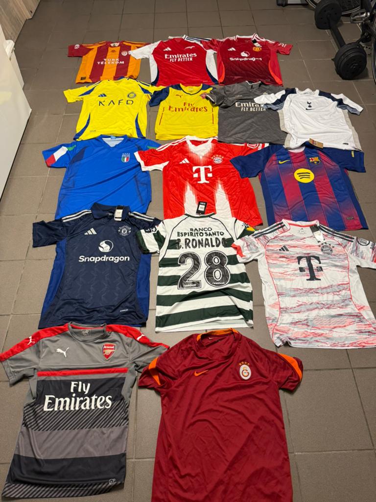 15 voetbalshirts ( 8 met prijskaartje ), Ophalen of Verzenden, Zo goed als nieuw
