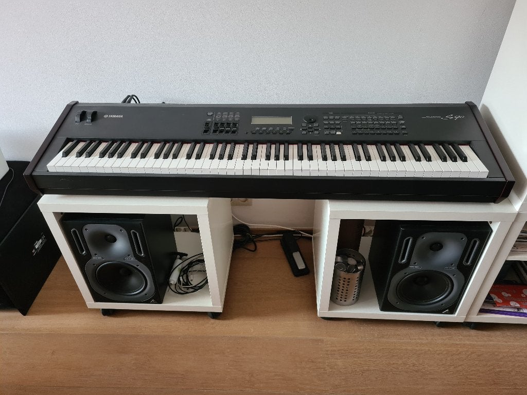 Yamaha S90 + 2x Behringer Truth B2031 + pédale Roland, TV, Hi-fi & Vidéo, Enceintes, Comme neuf, Autres types, Yamaha, Câbles inclus