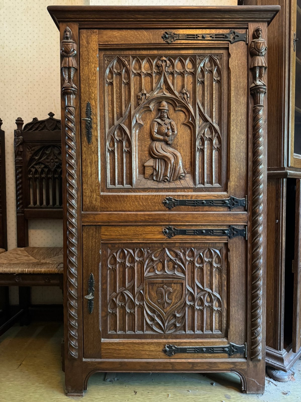 ARMOIRE À DEUX PORTES NÉO-GOTHIQUE EN CHÊNE 🪵, Enlèvement
