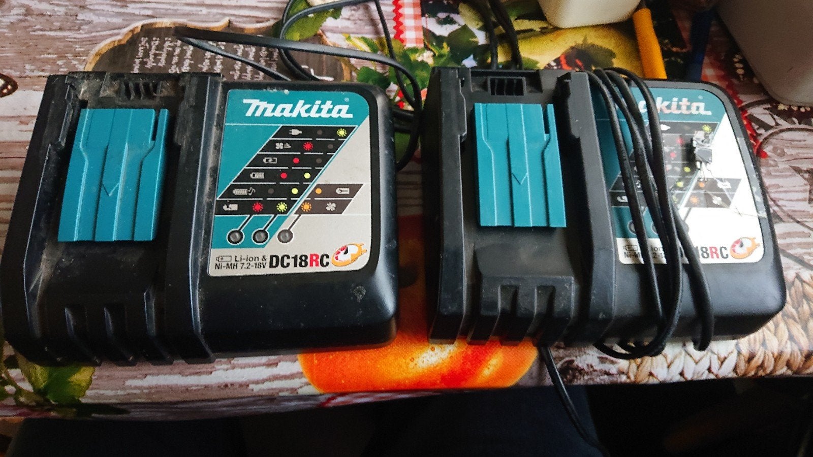 2 stuks Makita 18 volt laders, Doe-het-zelf en Bouw, Gereedschap | Machine-onderdelen en Toebehoren, Ophalen of Verzenden, Gebruikt