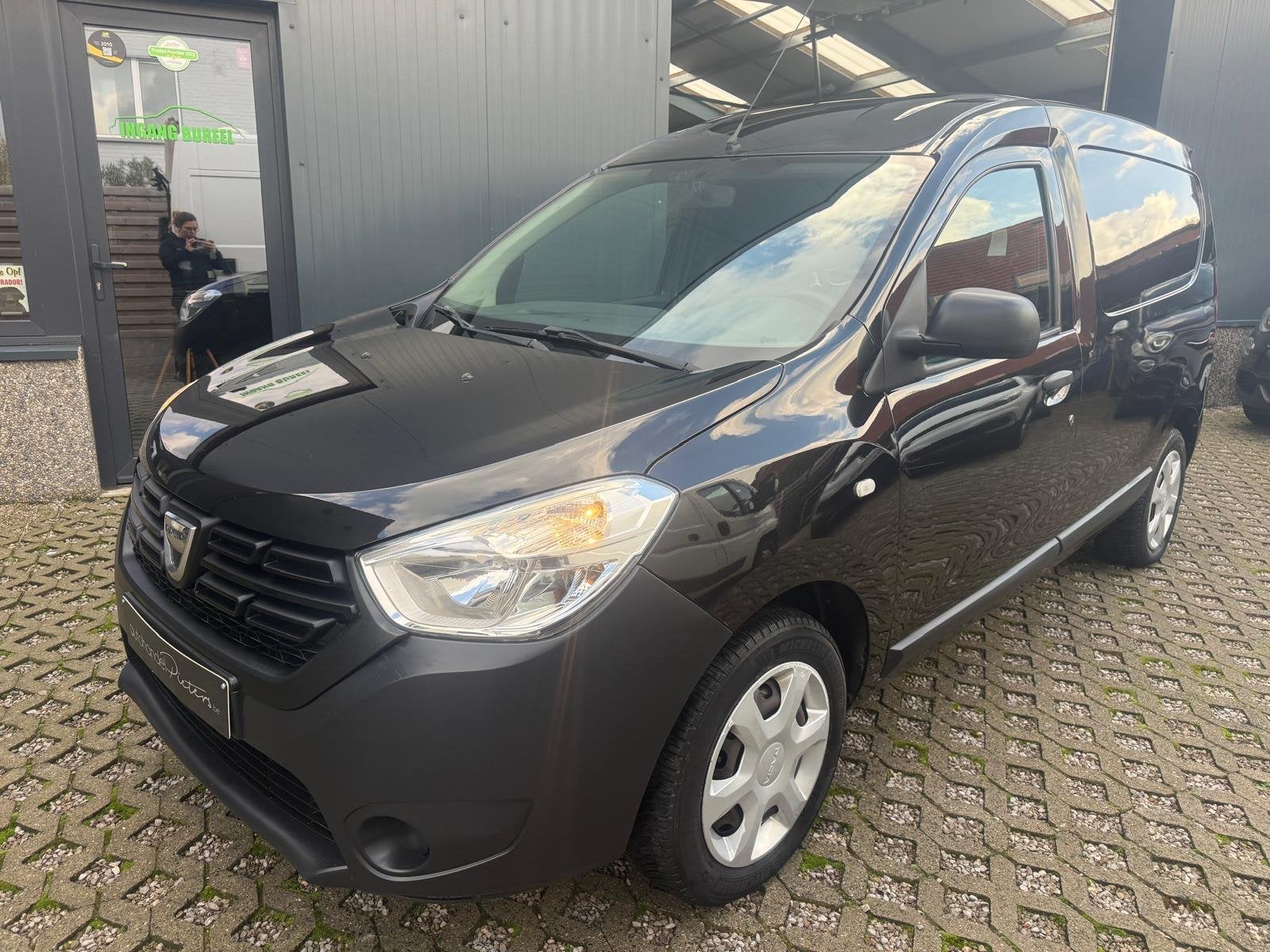 Dacia Dokker, Auto's, https://public.car-pass.be/vhr/77583cb0-afe1-4b62-88e3-9bfb2b63e3d3, Euro 6, 4 cilinders, Zwart