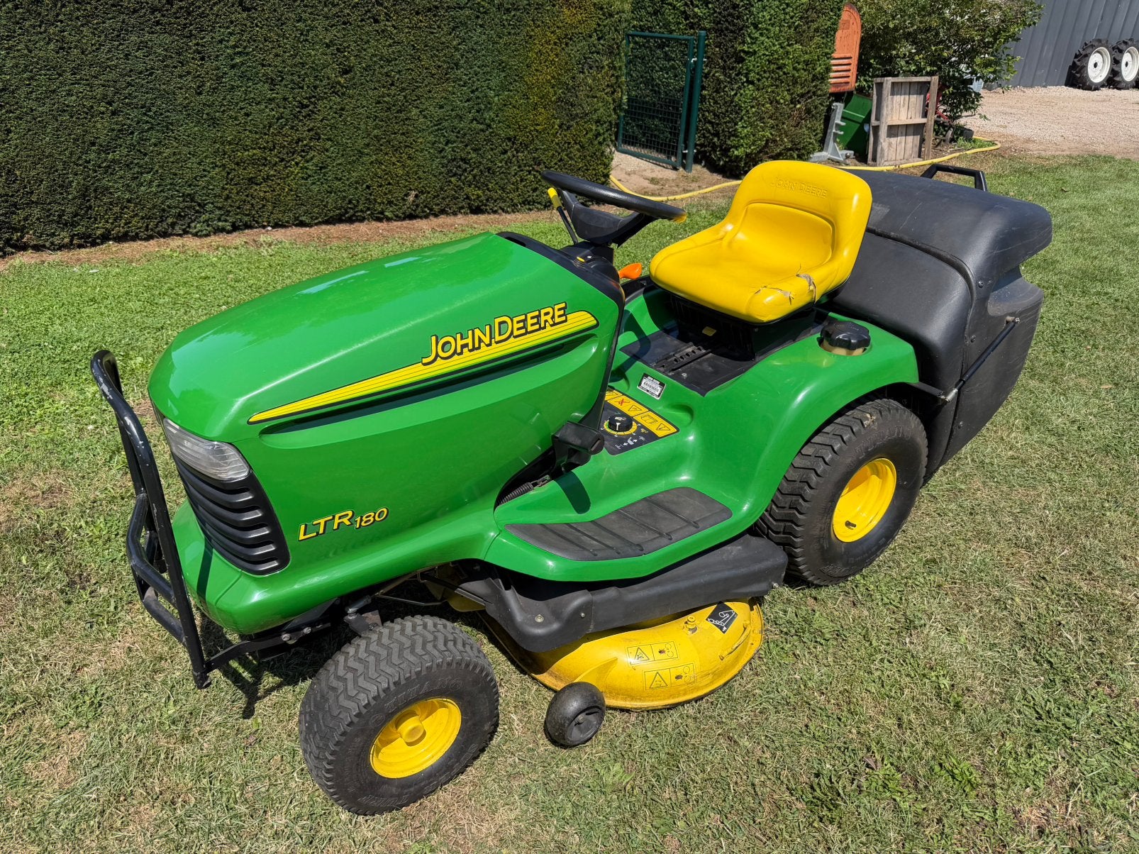 John deere LTR180 met opvanbak, Enlèvement, Comme neuf, Bac de ramassage