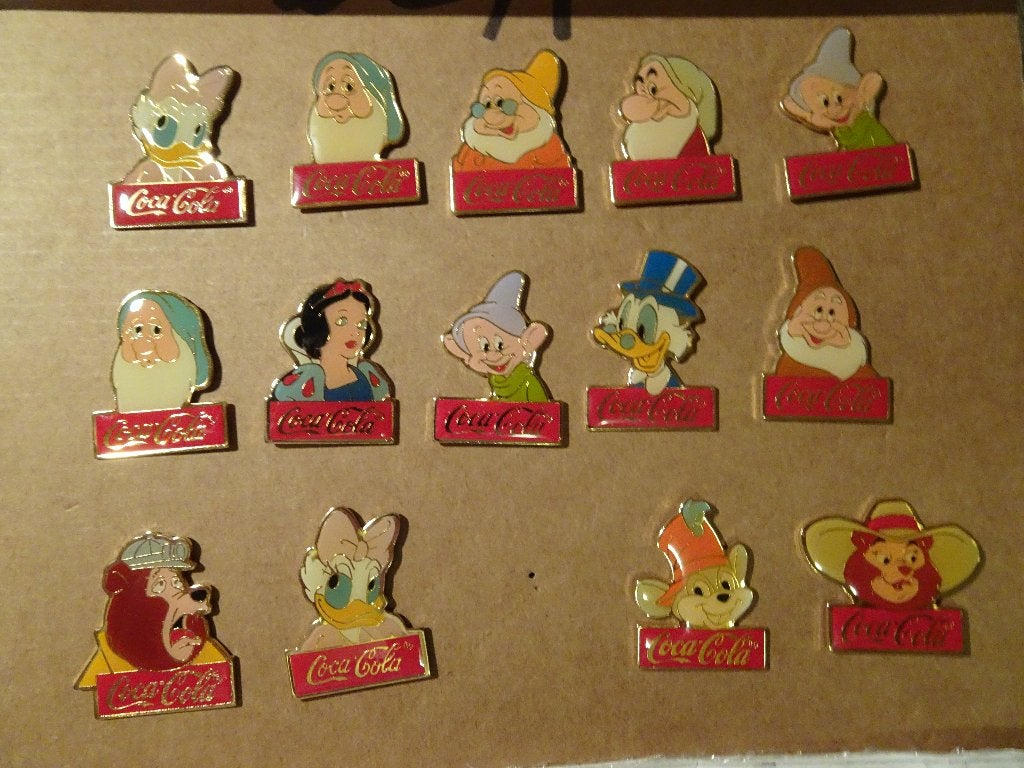 14 Pin's Coca Cola - Walt Disney, Enlèvement ou Envoi, Blanche-Neige ou Belle au Bois Dormant, Comme neuf, Image ou Affiche